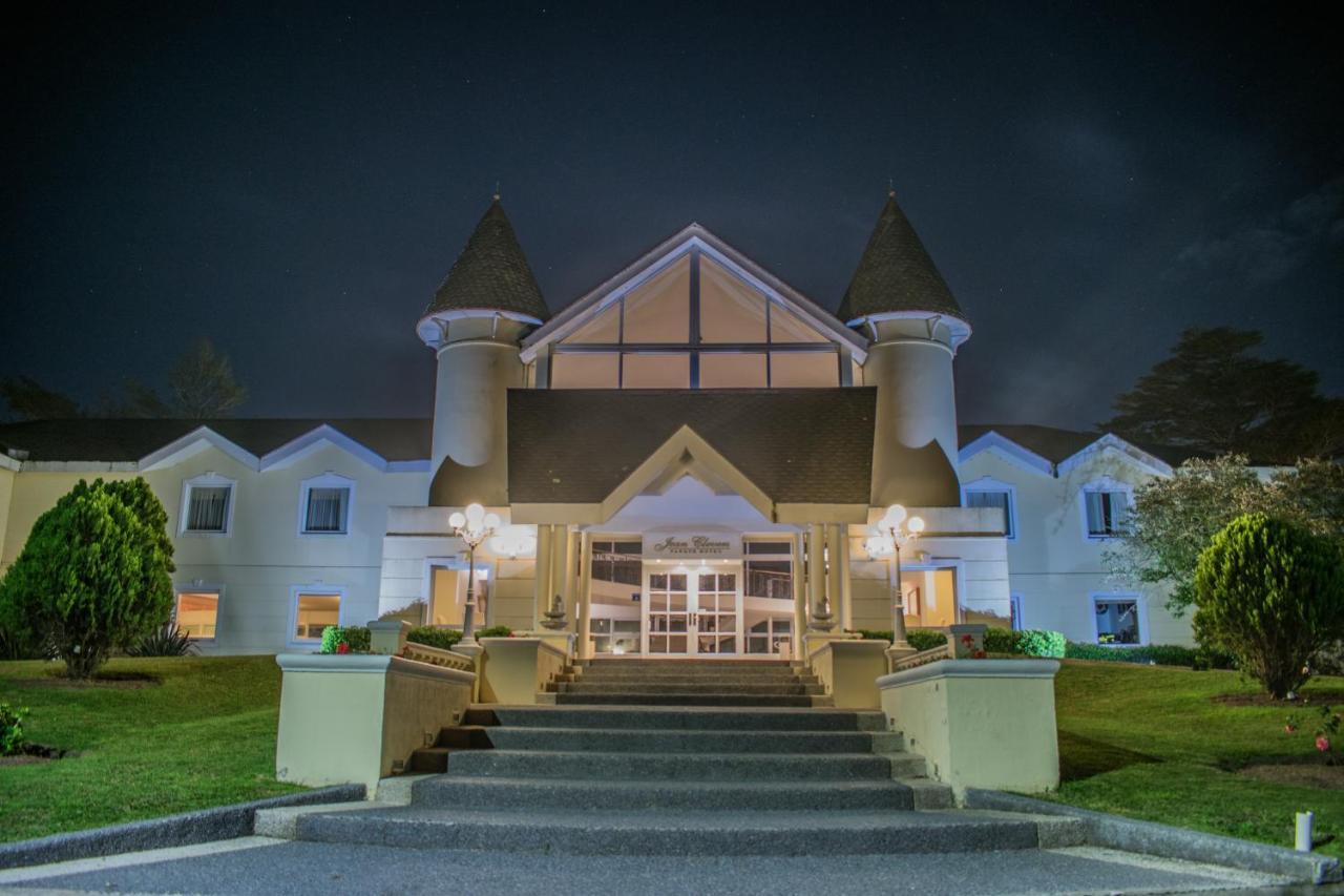 Parque Hotel Jean Clevers Punta del Este Exterior foto The clubhouse at the Royal County Down Golf Club