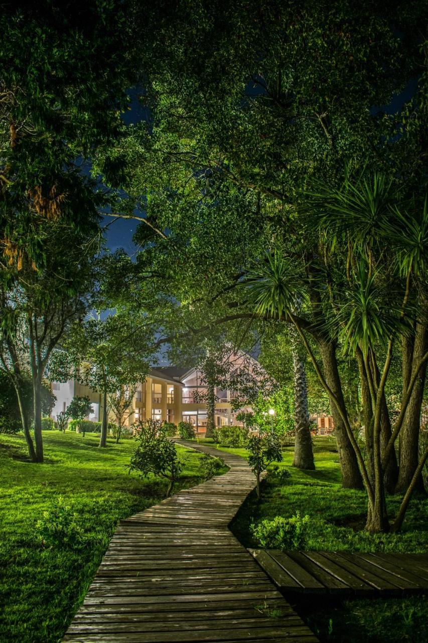 Parque Hotel Jean Clevers Punta del Este Exterior foto The hotel at night